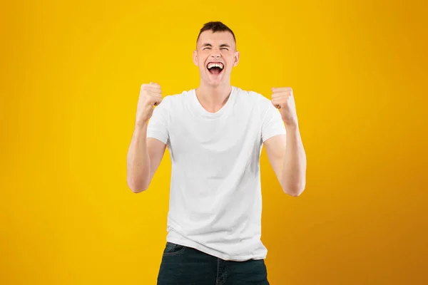 Grande Fortuna Emozionale Millennial Man Shaking Fists Urlando Piedi Joy — Foto Stock