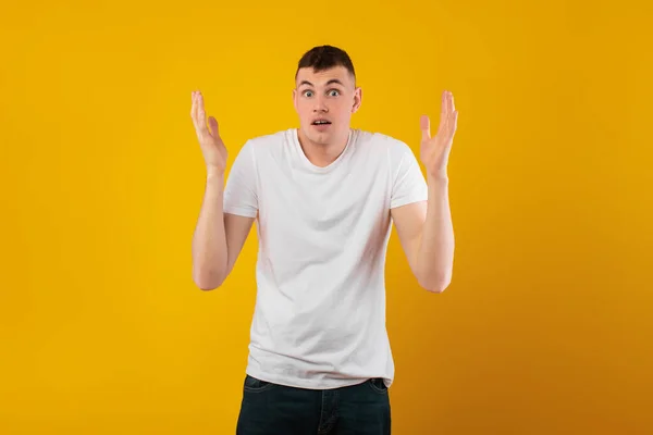 Abrumado Millennial Guy Mirando Cámara Confusión Expresando Shock Gesturing Tener —  Fotos de Stock