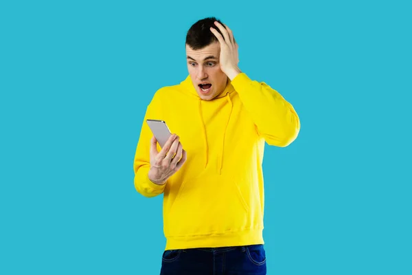 Omg Slecht Nieuws Geschokte Millennial Guy Holding Smartphone Negatieve Boodschap — Stockfoto
