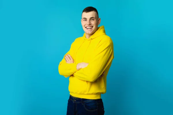 Feliz Millennial Guy Posando Cruzando Las Manos Sonriendo Cámara Pie — Foto de Stock
