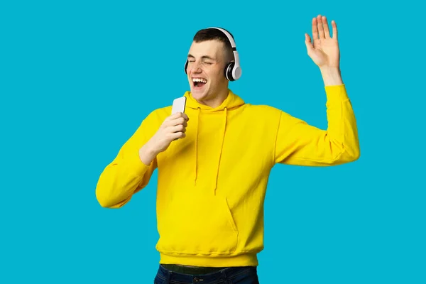 Aplicación Karaoke Hombre Alegre Auriculares Cantando Sosteniendo Teléfono Como Micrófono —  Fotos de Stock