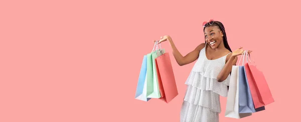 Щаслива Чорна Жінка Модному Літньому Вбранні Тримає Яскраві Сумки Покупок — стокове фото