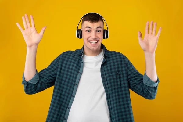 Happy Guy Dragen Van Oortjes Luisteren Naar Muziek Poseren Met — Stockfoto