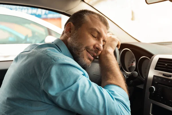 Dromenwagen Gelukkige Man Slapende Knuffelen Stuurwiel Van Zijn Auto Man — Stockfoto