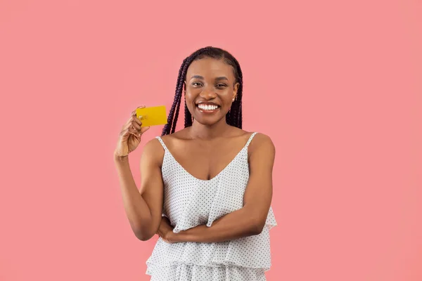 Positive Black Lady Holding Credit Card Smiling Camera Shopping Contactless — Stock Photo, Image