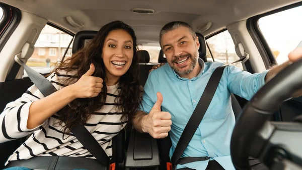 Glückliches Paar Sitzt Neuen Auto Und Gestikuliert Lächelnd Die Kamera — Stockfoto
