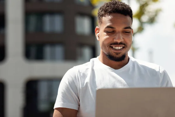 Retrato Homem Negro Freelancer Feliz Trabalhando Com Computador Portátil Livre — Fotografia de Stock