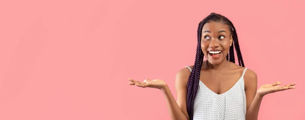 Jovem Mulher Negra Excitada Comparando Opções Fazendo Escalas Com Mãos — Fotografia de Stock