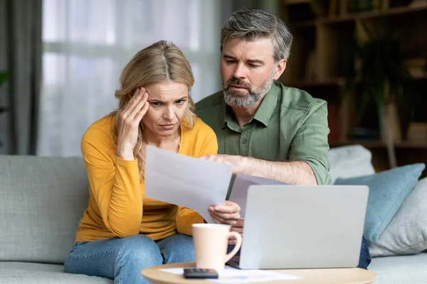 Gestresste Ehepartner Mittleren Alters Die Hause Finanzpapiere Prüfen Verärgerte Reife — Stockfoto