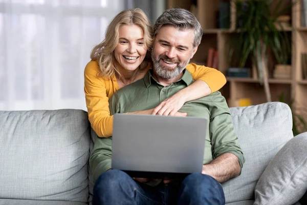 Porträtt Lyckliga Medelålders Par Med Hjälp Laptop Hemma Glada Mogna — Stockfoto