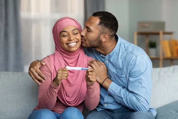 Retrato Feliz Pareja Musulmana Negra Sosteniendo Prueba Embarazo Positiva Mientras — Foto de Stock