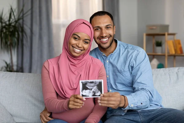 Feliz Negro Embarazada Musulmán Pareja Con Bebé Sonograma Imagen Sentado — Foto de Stock