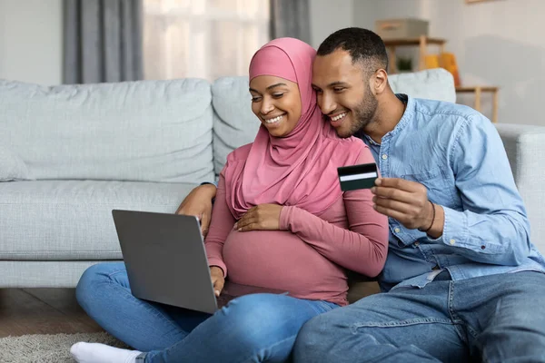 Μαύρος Έγκυος Μουσουλμάνος Σύζυγοι Χρησιμοποιώντας Laptop Και Πιστωτική Κάρτα Στο — Φωτογραφία Αρχείου
