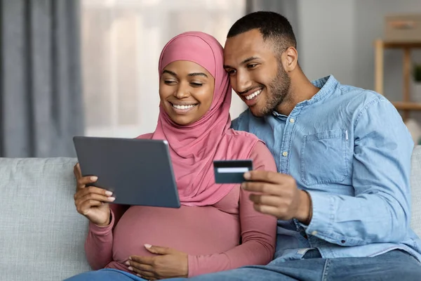 Μαύρο Μουσουλμανικό Έγκυο Ζευγάρι Ψηφιακή Ταμπλέτα Και Πιστωτικές Κάρτες Ψώνια — Φωτογραφία Αρχείου