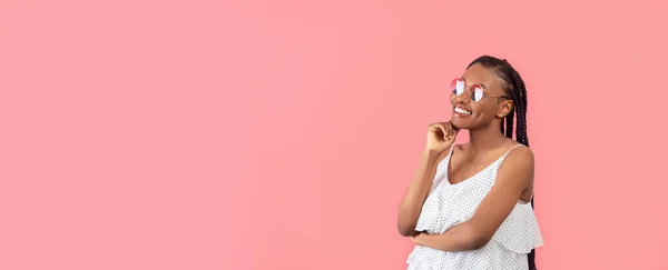 Hermosa Joven Mujer Negra Vestido Verano Gafas Sol Mirando Espacio —  Fotos de Stock