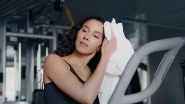 Antrenament Intensiv Închide Portretul Unei Tinere Obosite Ștergând Fața Transpirației — Videoclip de stoc