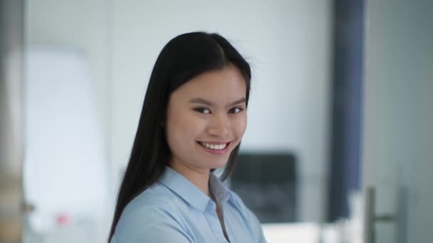 Zbliżenie Portret Młodej Pozytywnej Pracowniczki Azjatyckiej Obracającej Się Twarzą Twarz — Wideo stockowe