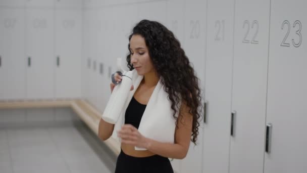 Susuzluk Spor Genç Mutlu Kıvırcık Kadın Plastik Şişeden Içiyor Soyunma — Stok video