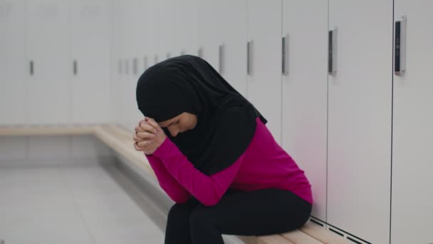 Geleneksel Başörtüsü Takan Müslüman Bayan Soyunma Odasında Oturuyor Stresli Mutsuz — Stok video