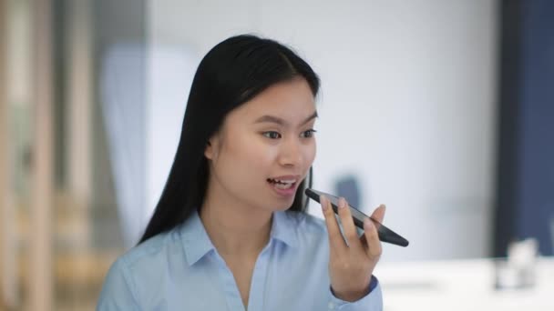 Concepto Comunicación Moderno Joven Mujer Asiática Positiva Grabando Mensaje Voz — Vídeos de Stock