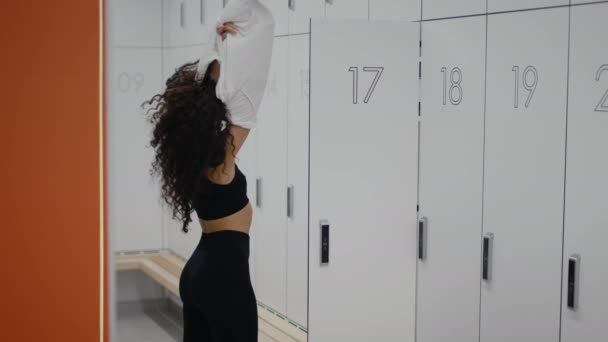 Dans Les Vestiaires Jeune Femme Athlète Enlever Son Shirt Préparer — Video