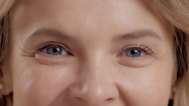 Makro Yakın Plan Orta Yaşlı Kadın Gözleri Tanınmaz Halde Mavi — Stok video