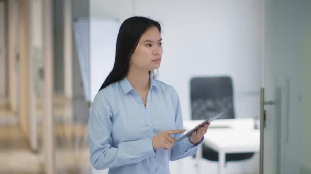 Conceito Tecnologias Modernas Jovem Concentrado Mulher Asiática Gerente Trabalhando Tablet — Vídeo de Stock