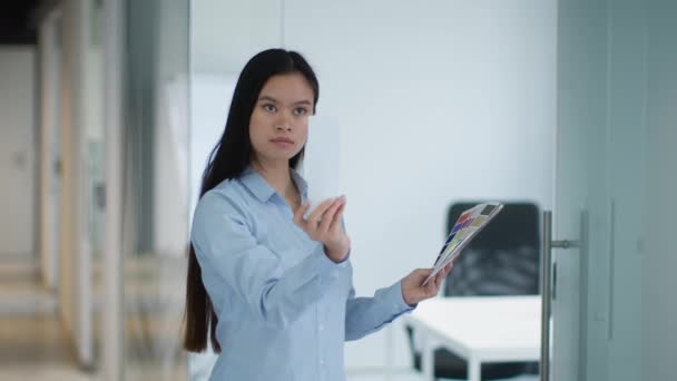 设计室内设计概念 年轻的亚洲专业女性设计师 带着彩色石板站在那里 选择办公室装修风格 动作缓慢 — 图库视频影像