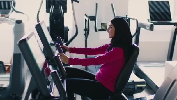 Kardioträning Ung Positiv Mellanöstern Dam Bär Hijab Utövar Cykel Träningsutrustning — Stockvideo