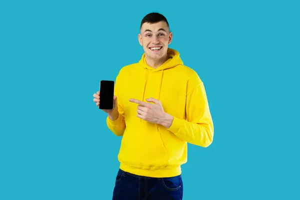 Мобільна Пропозиція Хлопець Показує Смартфон Вказуючи Пальцем Порожній Екран Посміхаючись — стокове фото