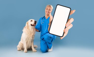 Veteriner Hizmetleri Reklamları. Beyaz ekranlı boş akıllı telefonu olan mutlu kadın hemşire, hayvan müşterisinin yanında oturan üniformalı kadın doktor ve manken için gösteri yeri.