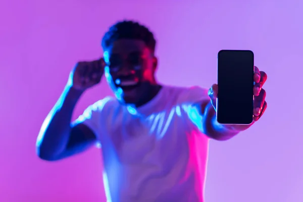 Cool Mobile Offer Handsome African American Guy Demonstrating Smartphone Blank — Stock Photo, Image