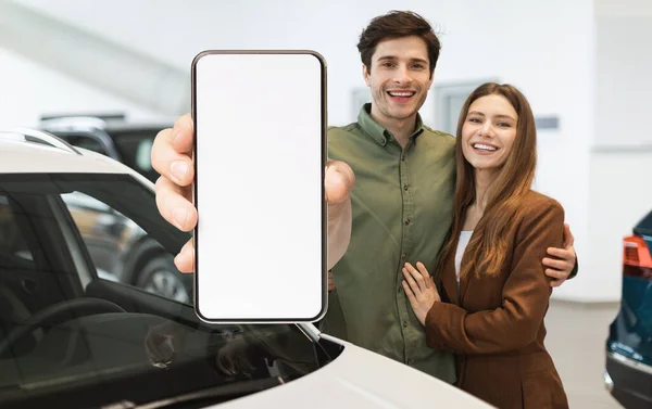 Online Biztosítás Happy Couple Standing Car Show Big Blank Smartphone — Stock Fotó