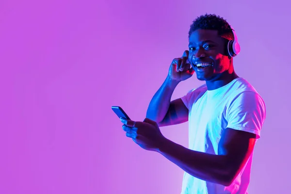 Homem Negro Millennial Alegre Fones Ouvido Sem Fio Usando Smartphone — Fotografia de Stock