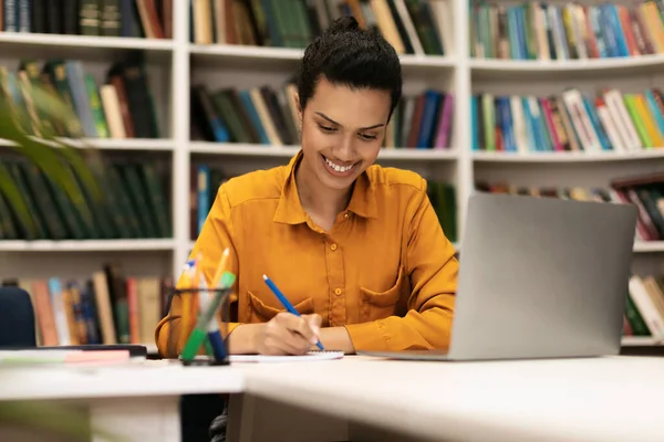 Koncepcja Learningu Szczęśliwy Mieszany Wyścig Uczennica Studiuje Online Laptopem Robi — Zdjęcie stockowe