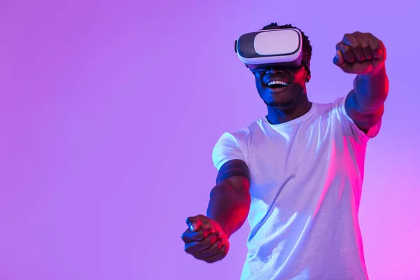 Opgewonden Afro Amerikaanse Man Headset Spelen Online Spel Virtual Reality — Stockfoto