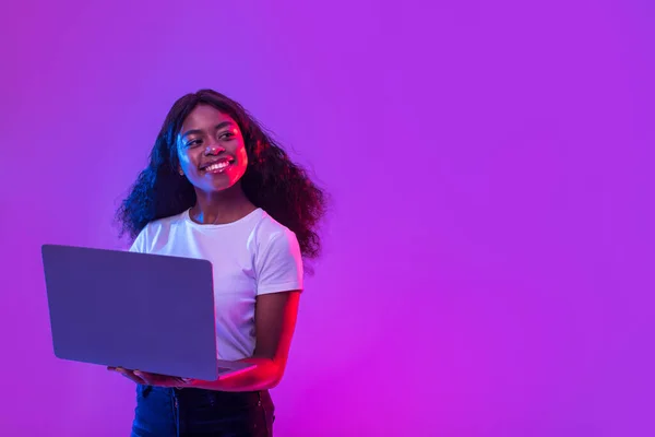 Retrato Alegre Dama Afroamericana Milenaria Ropa Casual Usando Computadora Portátil — Foto de Stock