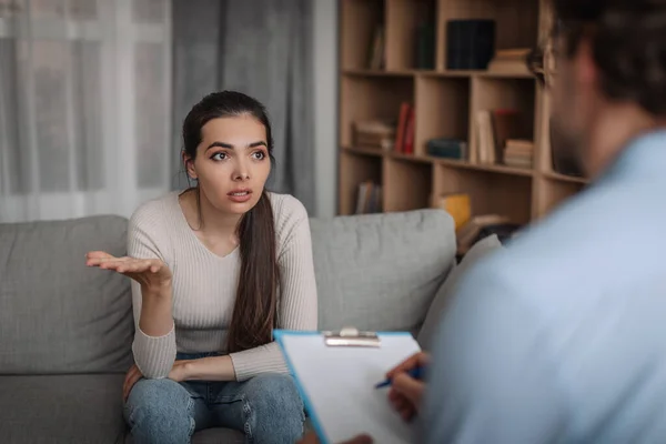 可悲的是 不满意的高加索千年女性患者在办公室门诊部内部与心理医生交谈 抑郁症治疗 医生支持 专业帮助 治疗和精神问题 — 图库照片