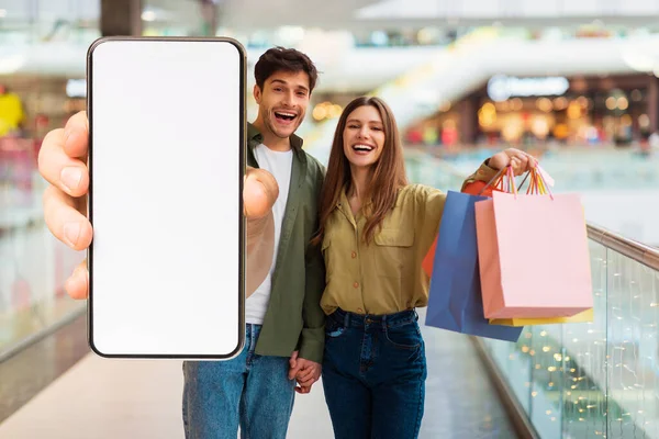 Glückliches Junges Paar Steht Einkaufszentrum Und Zeigt Großes Leeres Smartphone — Stockfoto