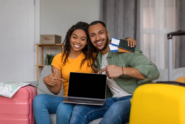 Ogłoszenie Strony Internetowej Podróży Szczęśliwa Czarna Para Pokazuje Laptop Pusty — Zdjęcie stockowe
