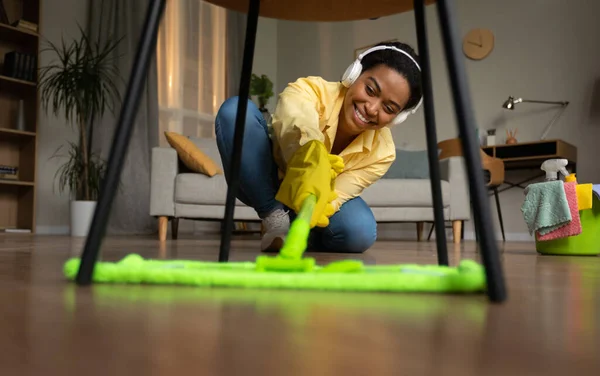 Positive Black Female Mopping Floor Mop Ascoltare Musica Indossare Auricolari — Foto Stock