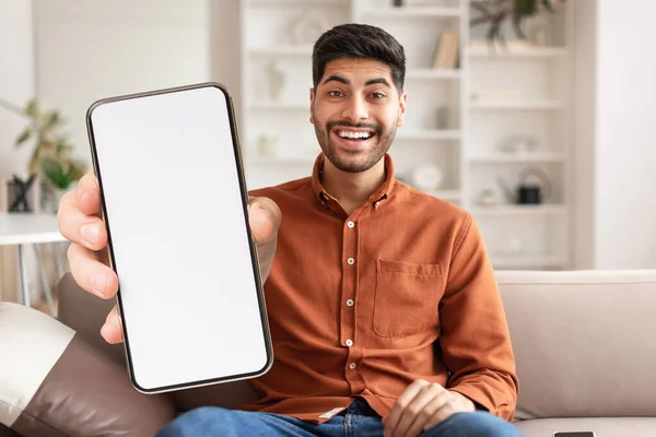 Happy Arab Man Toont Smartphone Met Grote Lege Witte Scherm — Stockfoto