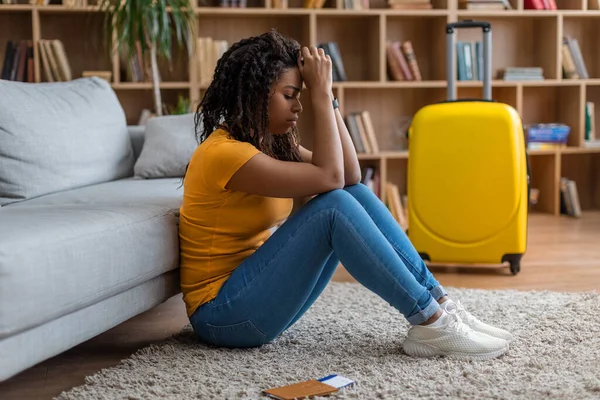 Vuelo Cancela Mujer Negra Triste Sentada Casa Con Maleta Llena — Foto de Stock