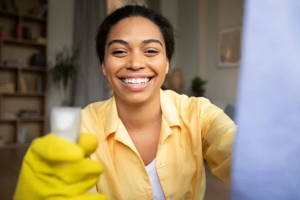 Fröhliche Afroamerikanerin Mit Waschmittelspray Zum Fensterputzen Die Hause Die Kamera — Stockfoto