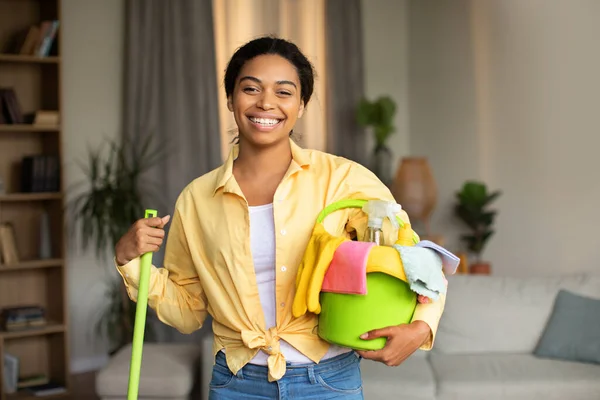 Hausreinigung Fröhliche Schwarze Mit Wischmopp Und Eimer Waschmittelsprays Und Flaschen — Stockfoto