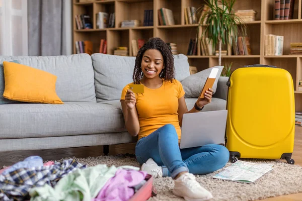 Jovem Mulher Negra Feliz Usando Cartão Crédito Laptop Reserva Viagem — Fotografia de Stock