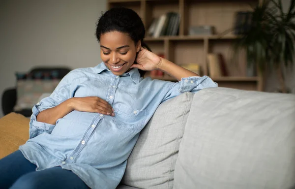 Embarazo Felicidad Happy Pregnant African American Woman Smiling Stroking Belly — Foto de Stock