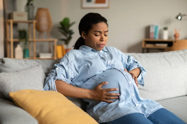 Беременная Афроамериканка Страдает Спазма Время Болезненных Схваток Касающихся Живота Сидящего — стоковое фото