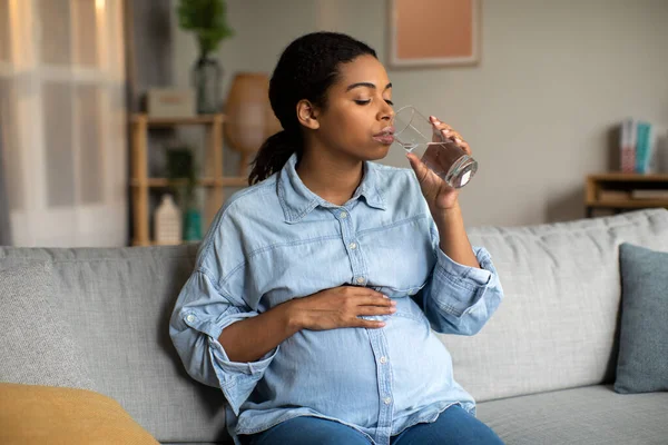 Embarazada Afroamericana Bebiendo Vaso Agua Para Una Hidratación Saludable Tocando — Foto de Stock