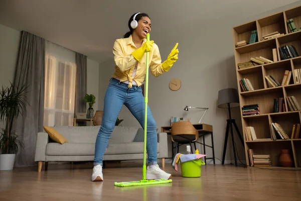 Mop Microphone Mopping Floor Having Fun While Cleaning House Standing — 스톡 사진